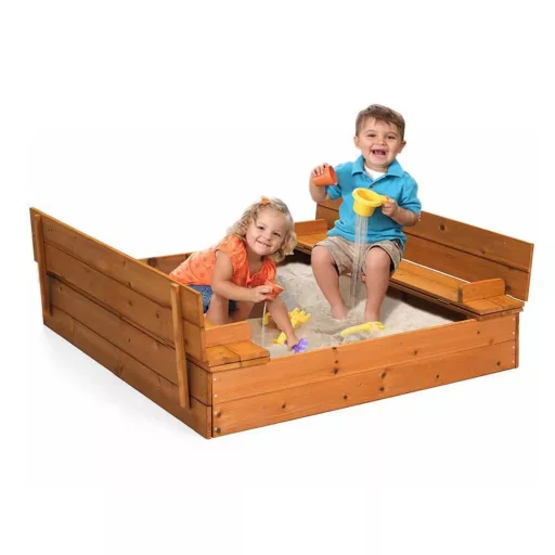 Drewniana piaskownica zamykana z ławeczkami