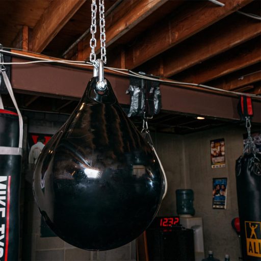 Worek treningowy napełniony wodą z łańcuchem, czarny