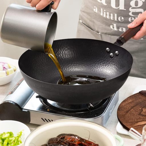 Patelnia wok z akcesoriami kuchennymi