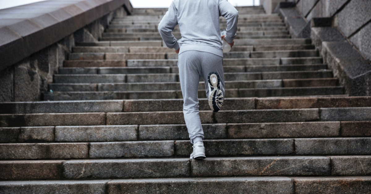 Zadbaj o formę krok po kroku: korzystne efekty wchodzenia po schodach