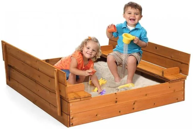 Zamknięta piaskownica chroniąca przed zabrudzeniami i zwierzętami