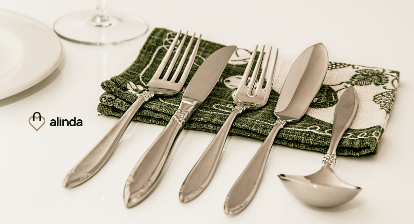 Wybór kompletu sztućców zgodnie z etykietą