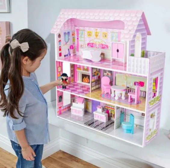 Drewniany domek dla lalek z wyposażeniem