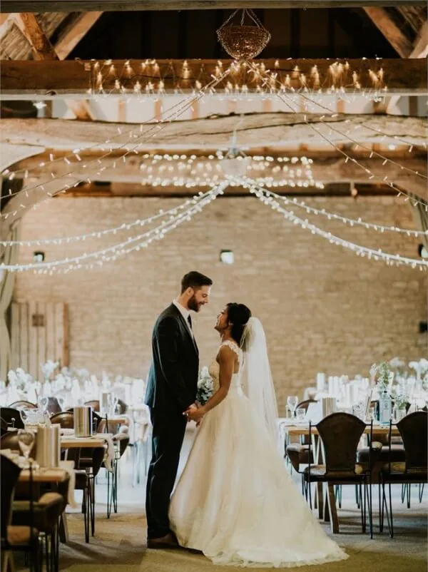 Sznury świetlne LED w ogrodzie w sezonie letnim