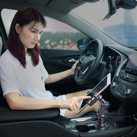 Uchwyt na tablet montowany w samochodzie