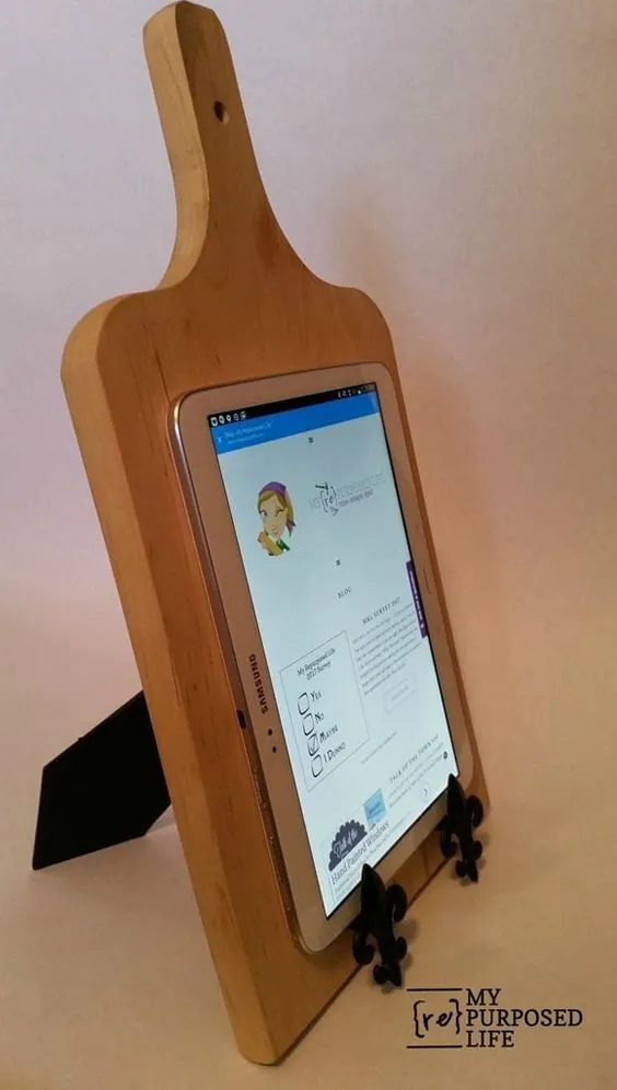 Składany stojak na tablet wykonany z kartonu