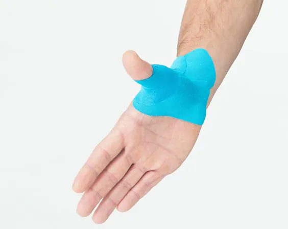 Aplikacja taśmy kinezjologicznej na ramię