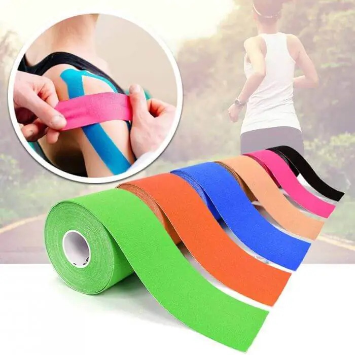 Taras z wzorzystymi płytkami i parasolem ogrodowym