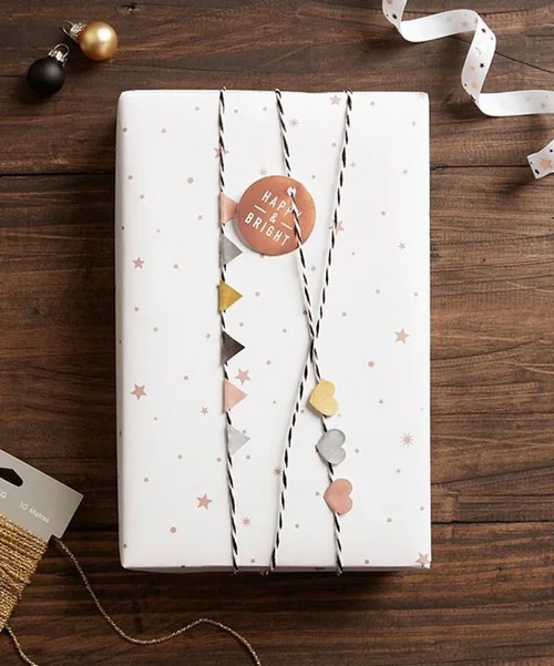 Pakowanie prezentu w gazety jako ekologiczne rozwiązanie