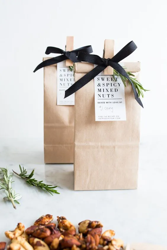 Prezent zapakowany w naturalny materiał zamiast papieru