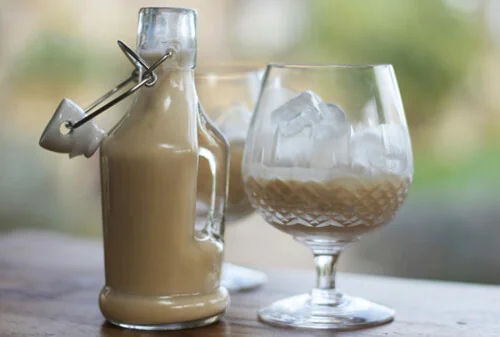 Domowy likier Baileys w butelce na świąteczny stół