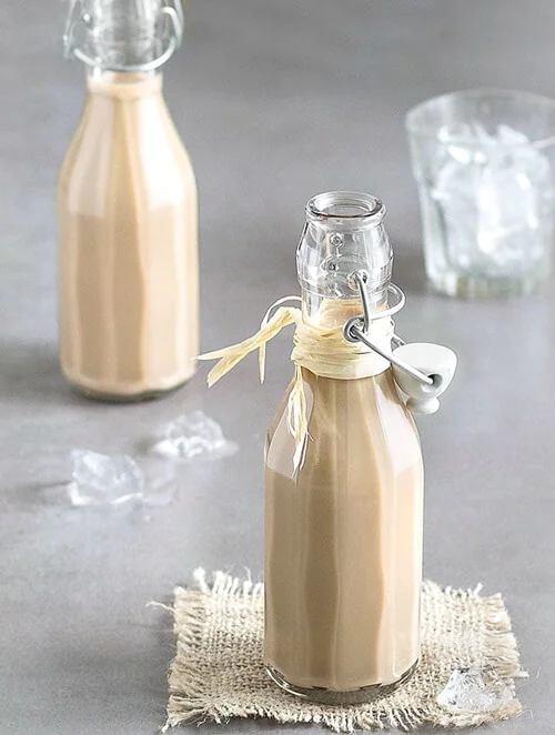 Domowy likier Baileys podany gościom w święta