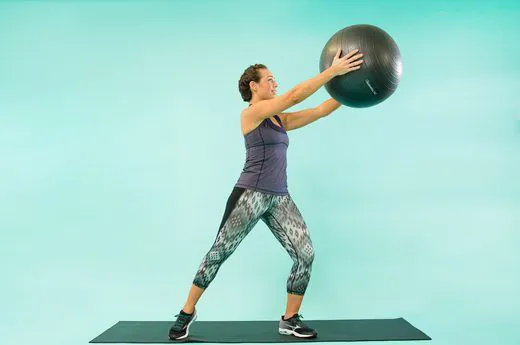 Wykroki ze skrętem tułowia z piłką