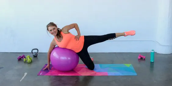 Unoszenie nogi w bok z podparciem na piłce