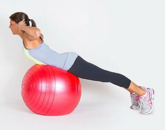 Unoszenie tułowia na piłce wzmacniające prostowniki grzbietu