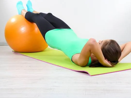 Most biodrowy ze stopami na piłce