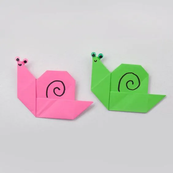 Tor przeszkód dla dzieci z kartonów i piłeczek