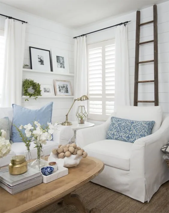 Niebieskie dodatki w wiosennym domu