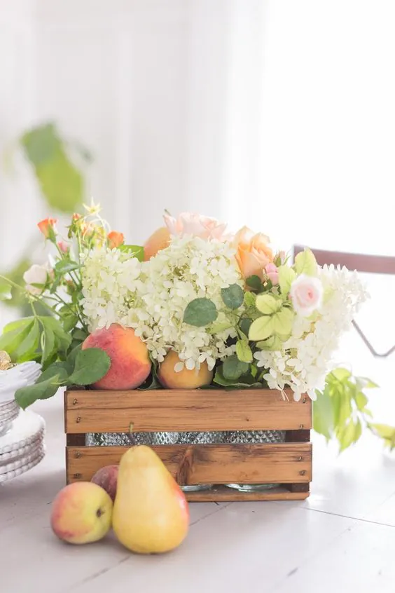 Wiosenne nakrycie stołu z kwiatami