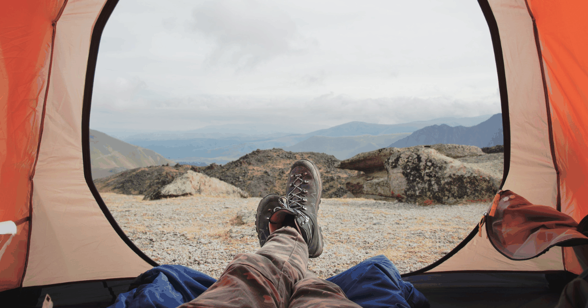 Najlepsze wyposażenie kempingowe na rok 2024: Co ze sobą zabrać?