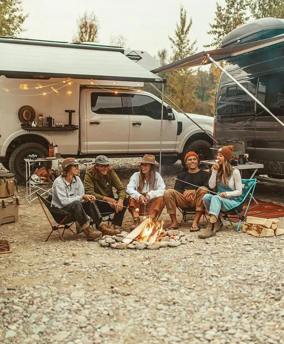 Wieczór przy ognisku z rodziną i przyjaciółmi