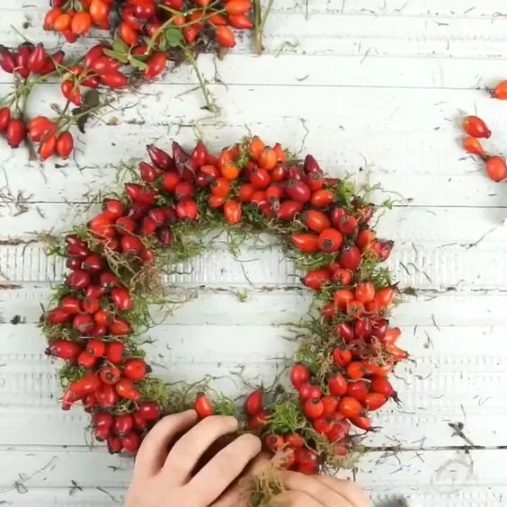 Dekorowanie jesiennego wieńca liśćmi i owocami