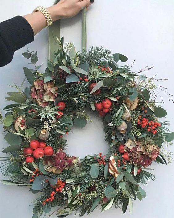 Jesienna aranżacja wejścia z wiankiem i dekoracjami