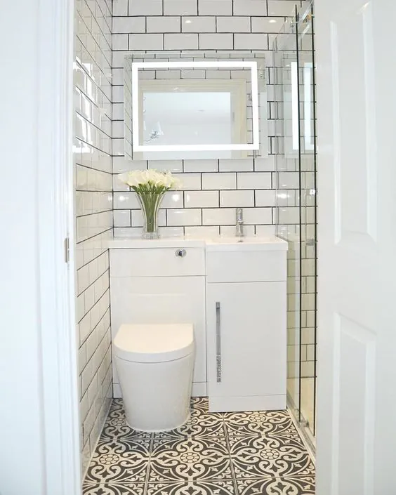 Płytki w małej łazience jasne i optycznie powiększające przestrzeń