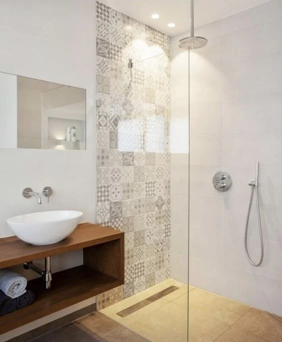 Stylowe płytki łazienkowe w małym wnętrzu