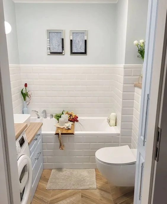 Trik na optyczne powiększenie małej łazienki