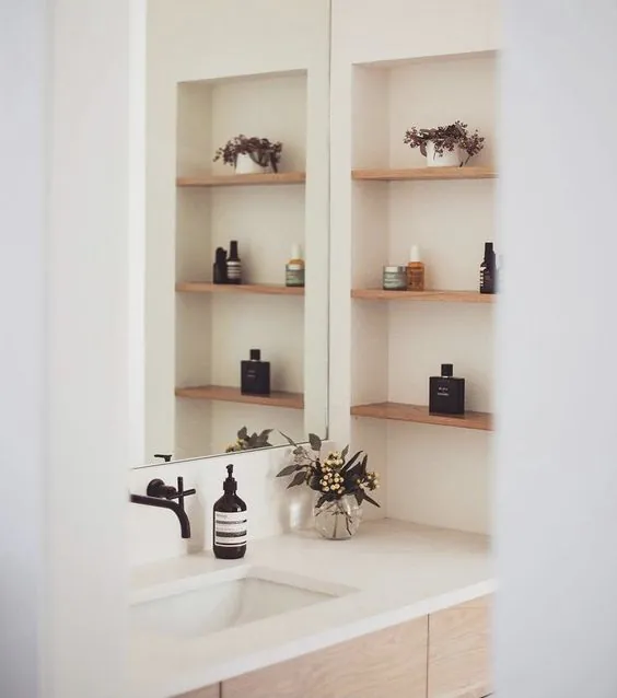 Elektryczny grzejnik na ręczniki w małej łazience