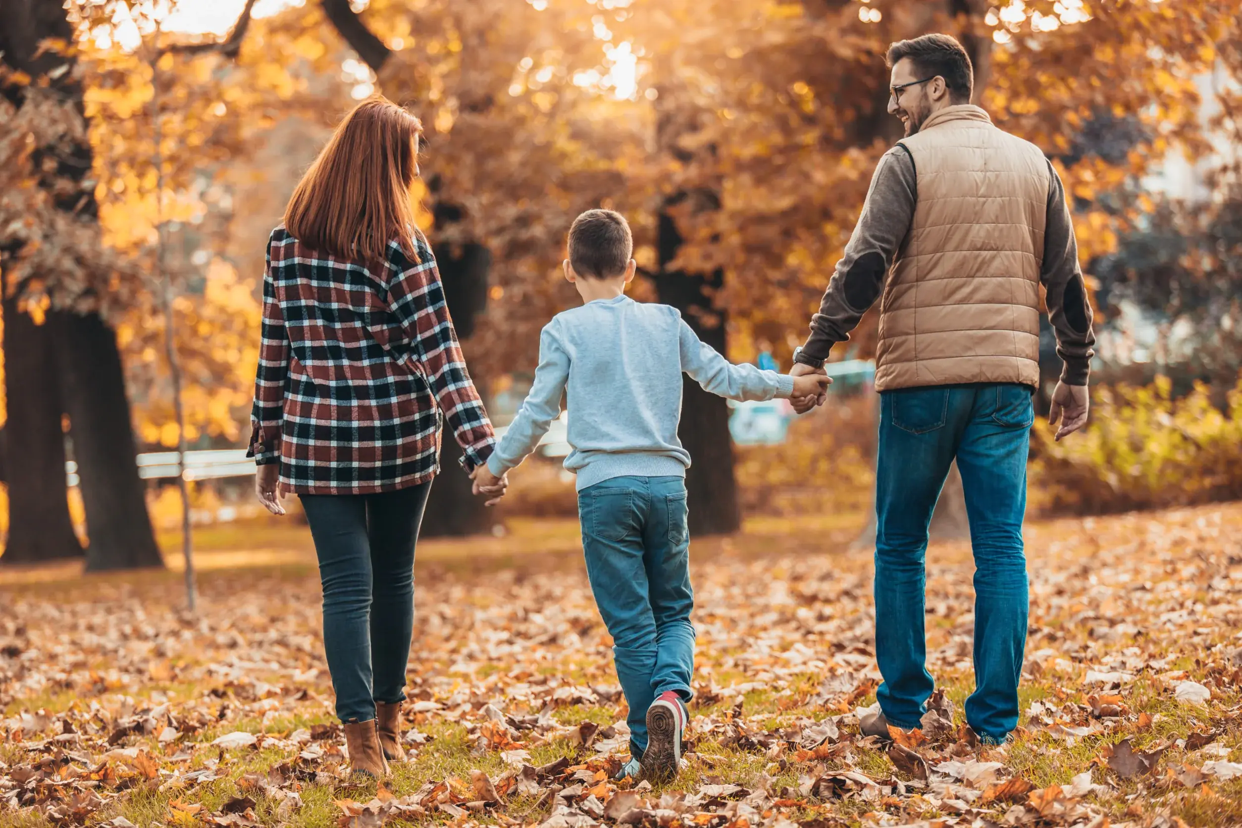 Jesienny spacer w naturze dla redukcji stresu